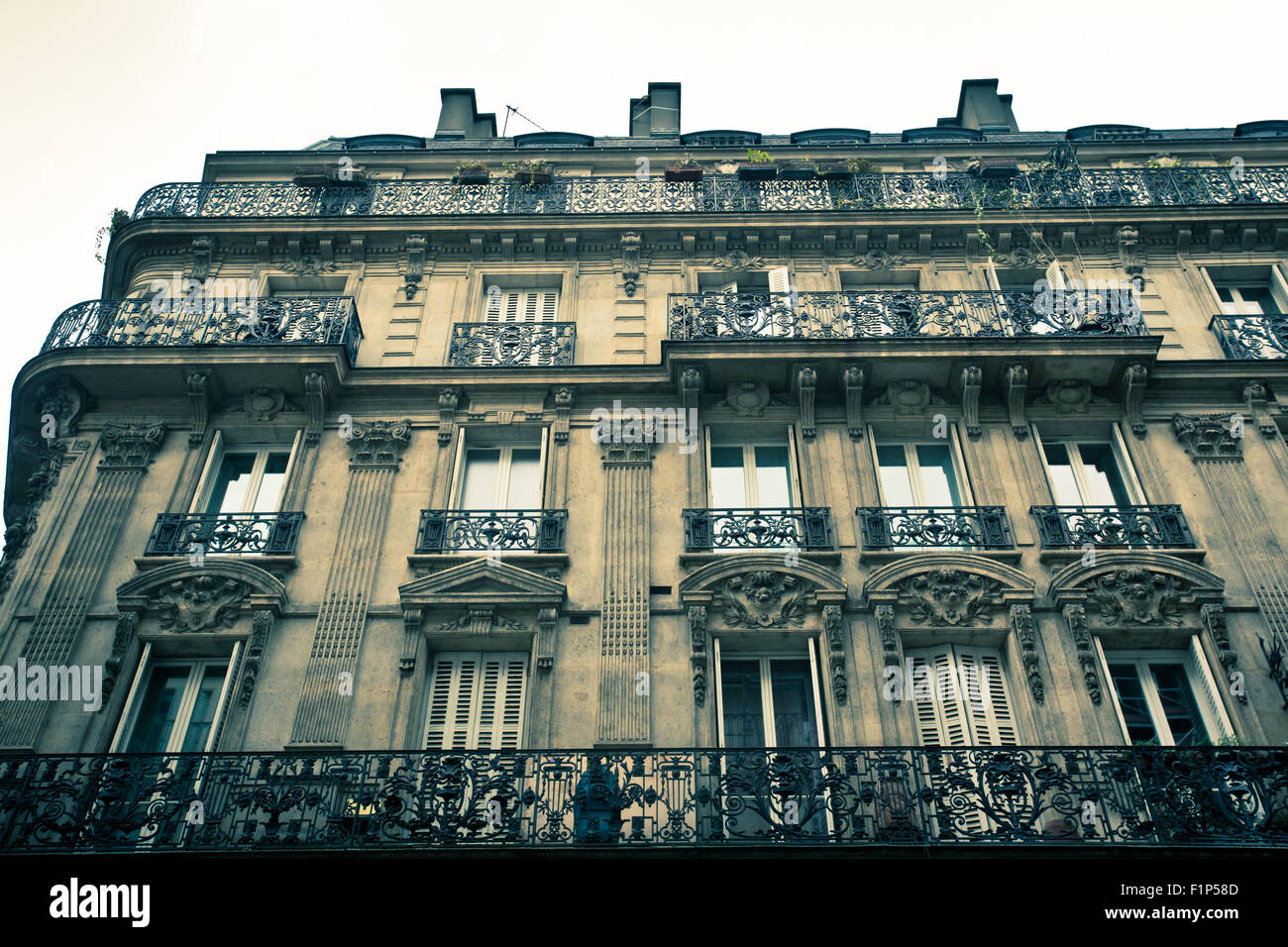 Beispiel für typische Wohnung Gebäudehülle in Paris Frankreich mit Retro-Ton-Filter Stockfoto