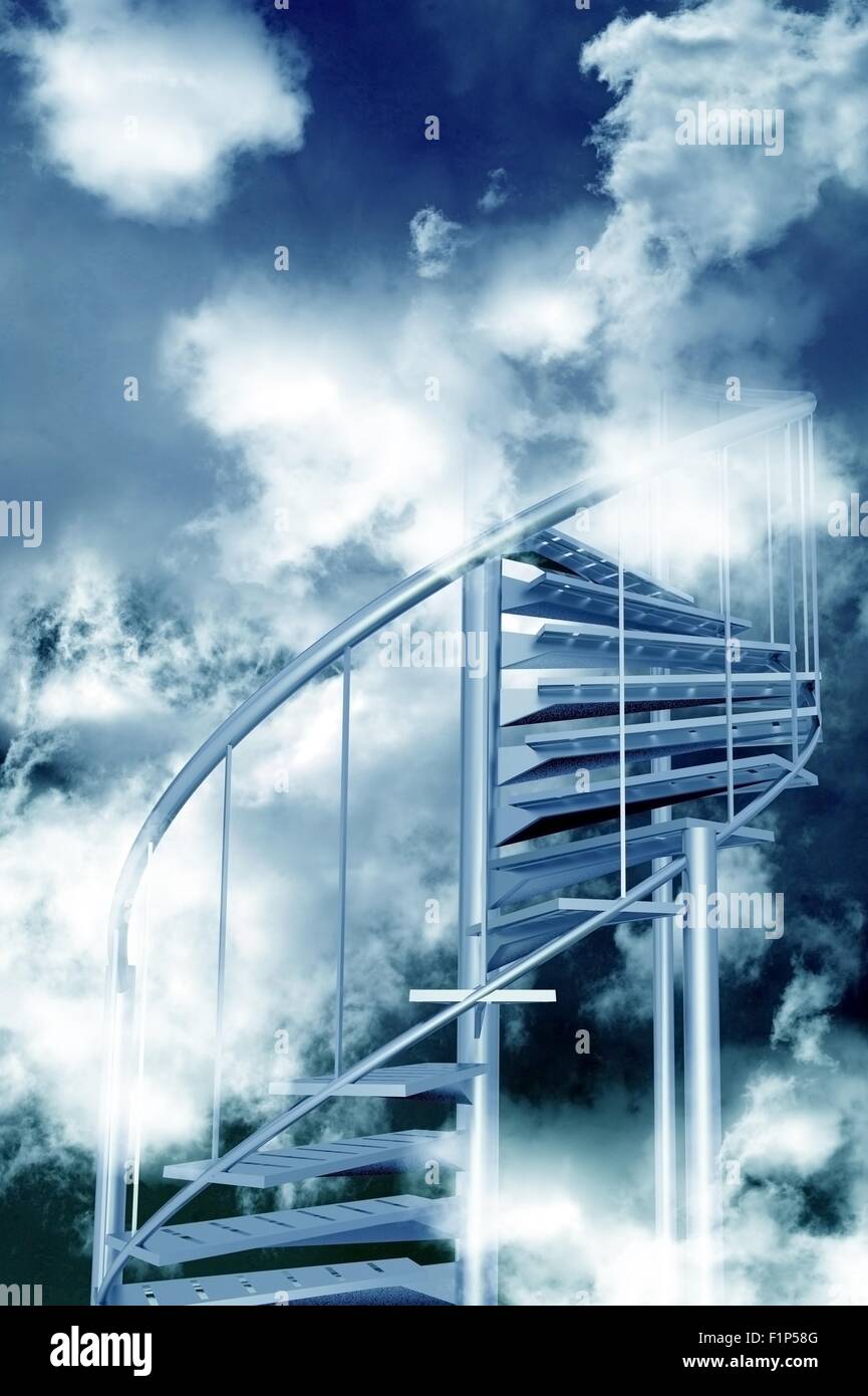 Treppe zum Himmel. Stahl Wendeltreppen, bewölkten Himmel. Abstrakte Darstellung. Vertikales Design Stockfoto