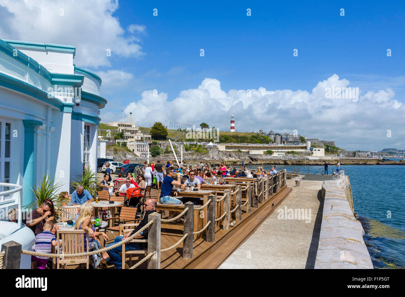 Die Waterfront Bar und das Restaurant mit der Hacke und Smeatons Tower hinter Grand Parade, Plymouth, Devon, England, UK Stockfoto