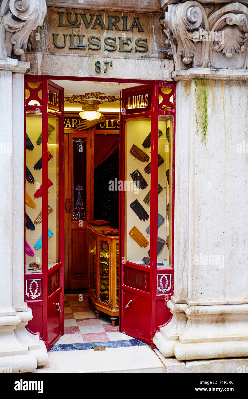 Portugal, Lissabon, Luvaria Ulisses berühmten Handschuhe Shop auf Rua Carmo Straße Stockfoto
