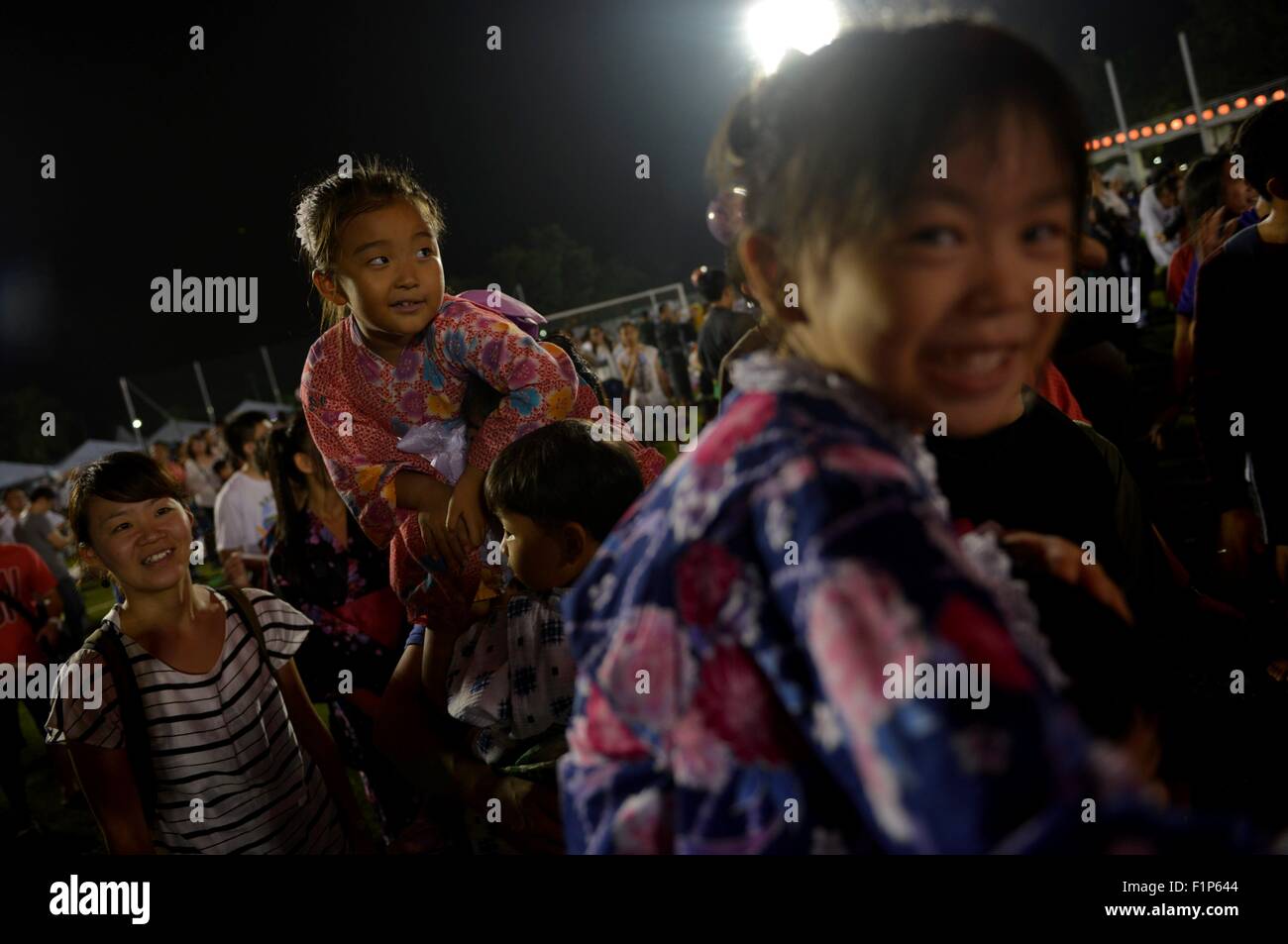 Shah Alam, Malaysia. 05. Sep, 2015. Japanische Kinder Leben in Malaysia tragen traditionelle Yukatas führen einen Tanz während des 39. Bon Odori Festival in Shah Alam, Malaysia. Teilnehmer, meist japanischen Bewohner in Malaysia, gekleidet in traditionellen Yukata und Happi feierten das Sommerfest als Erinnerung an die Dankbarkeit ihrer Vorfahren. © Rasid Mohd/Pacific Press/Alamy Live-Nachrichten Stockfoto