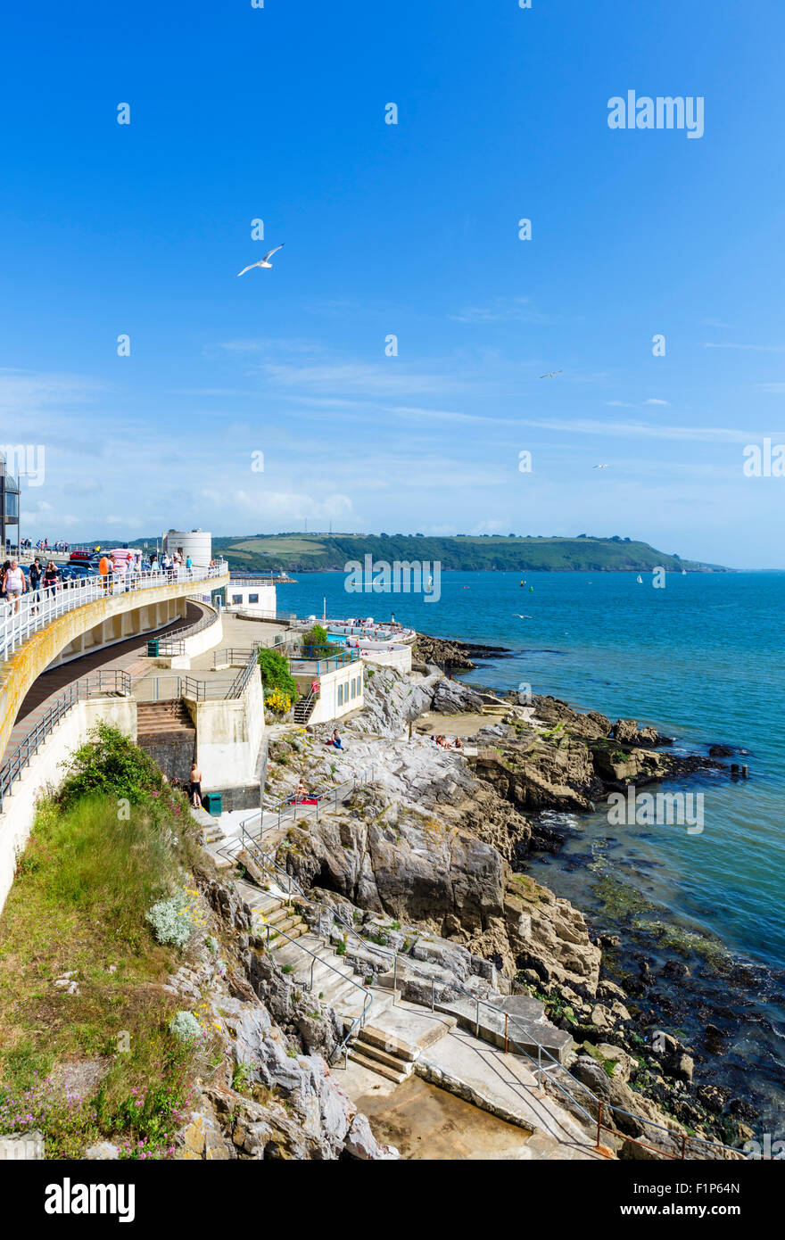 Küste mit Blick auf TheTinside Lido mit der Hacke mit Plymouth Sound hinter, Plymouth, Devon, England, UK Stockfoto