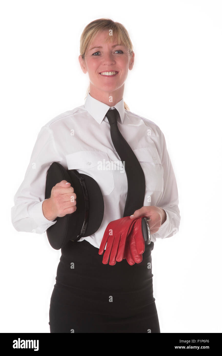 Ein uniformierter Chauffeuse stehend in einem Minirock trägt einen schwarzen Hut und treibende Handschuhe hält. Einem professionellen weiblichen chauffeur Stockfoto