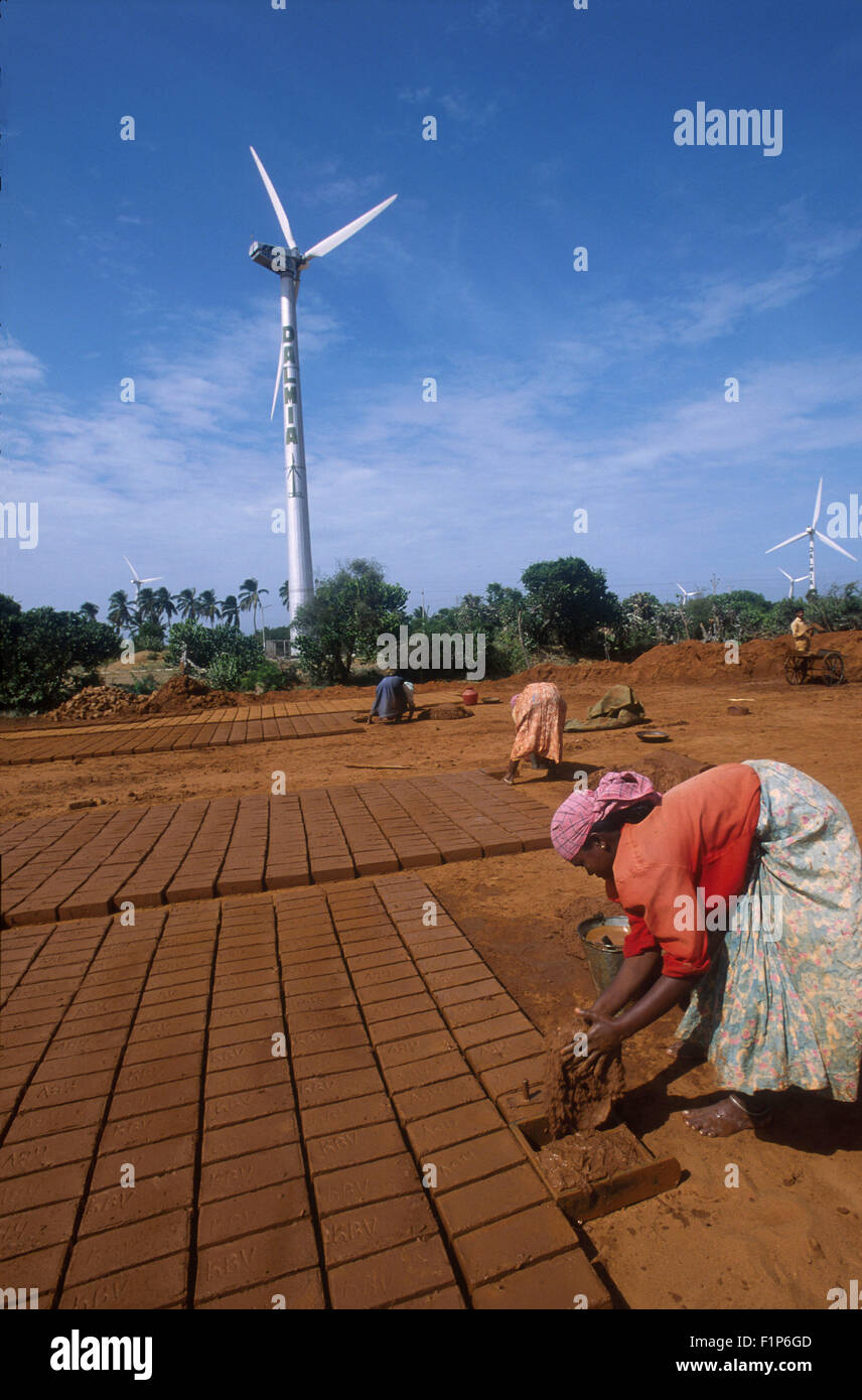 Indien-Tamil Nadu, Kanyakumari, Cape Comorin, Muppandal, Frauen Form Ziegel aus Ton infront von Windkraftanlagen Stockfoto