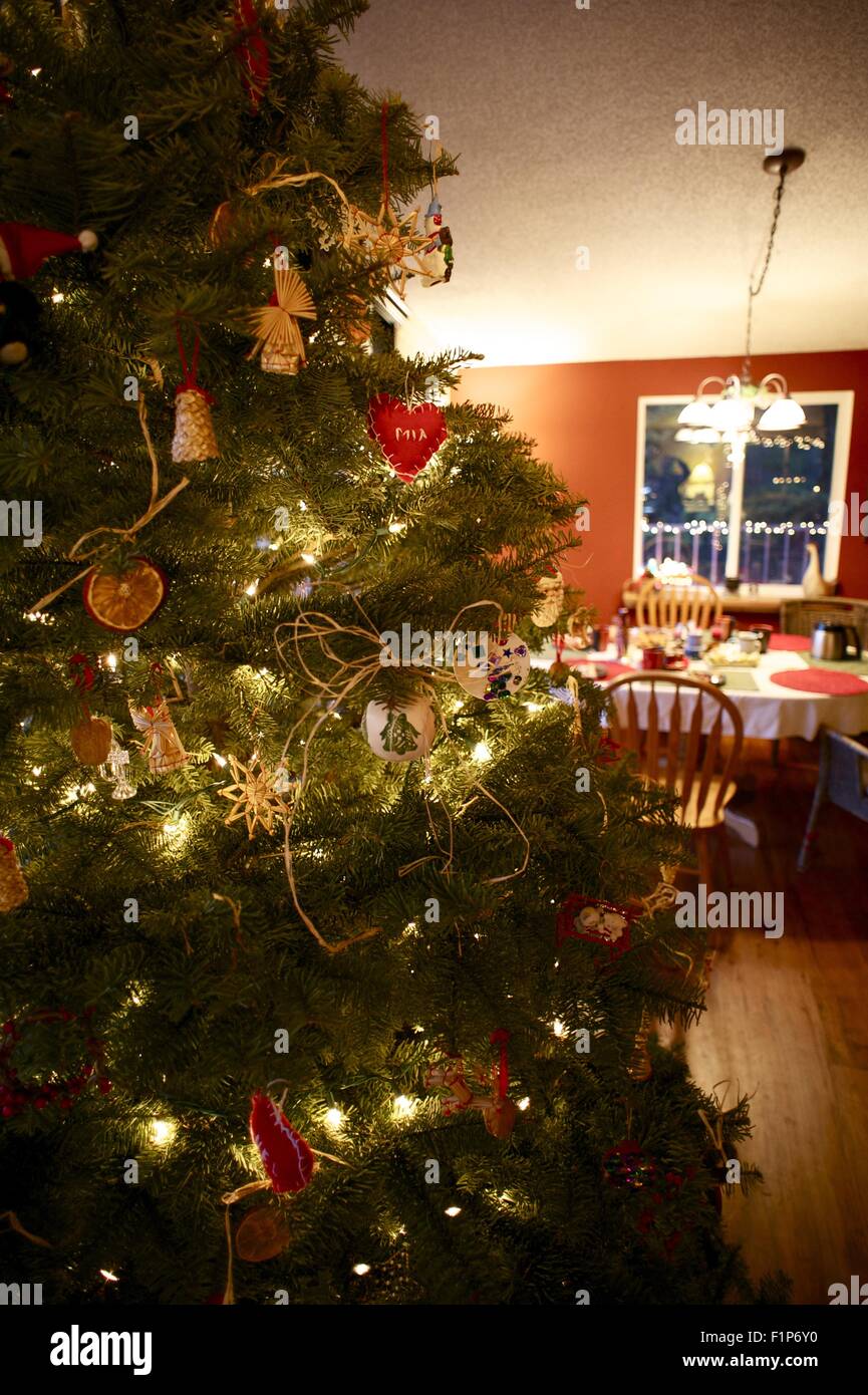 Weihnachtszeit - schöne Weihnachtsbaum und Teil der Speisesaal. Urlaubsthema Stockfoto