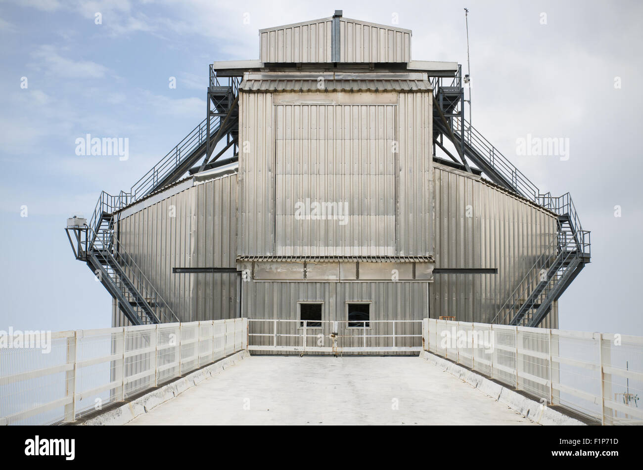 LA PALMA, Spanien - 12. August 2015: Malerische Aussicht auf Telescopio Nazionale GALILEO an einem bewölkten Tag in Roque de Los Muchachos. Stockfoto