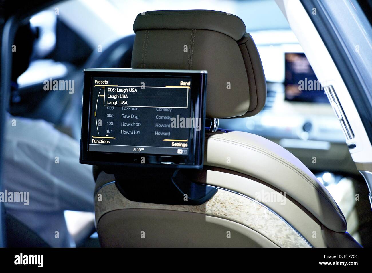 Rücksitz Auto Display - Car-Audio-Video-Thema. Rücksitz Videobildschirm Nahaufnahme. Technologie-Foto-Sammlung. Stockfoto
