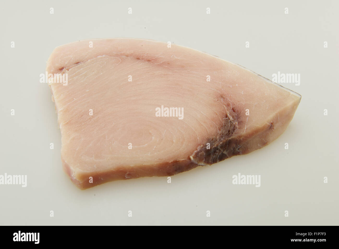 Frische ungekochte roher Schwertfisch-Filet auf weißem Hintergrund Stockfoto