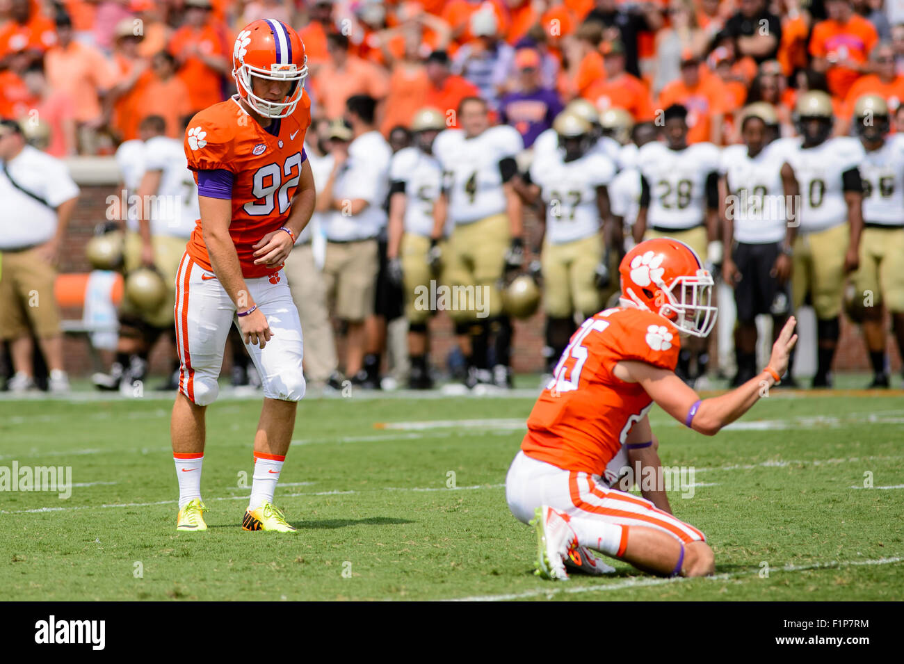 Clemson Tigers legen Kicker Greg Huegel (92) in Aktion während der NCAA