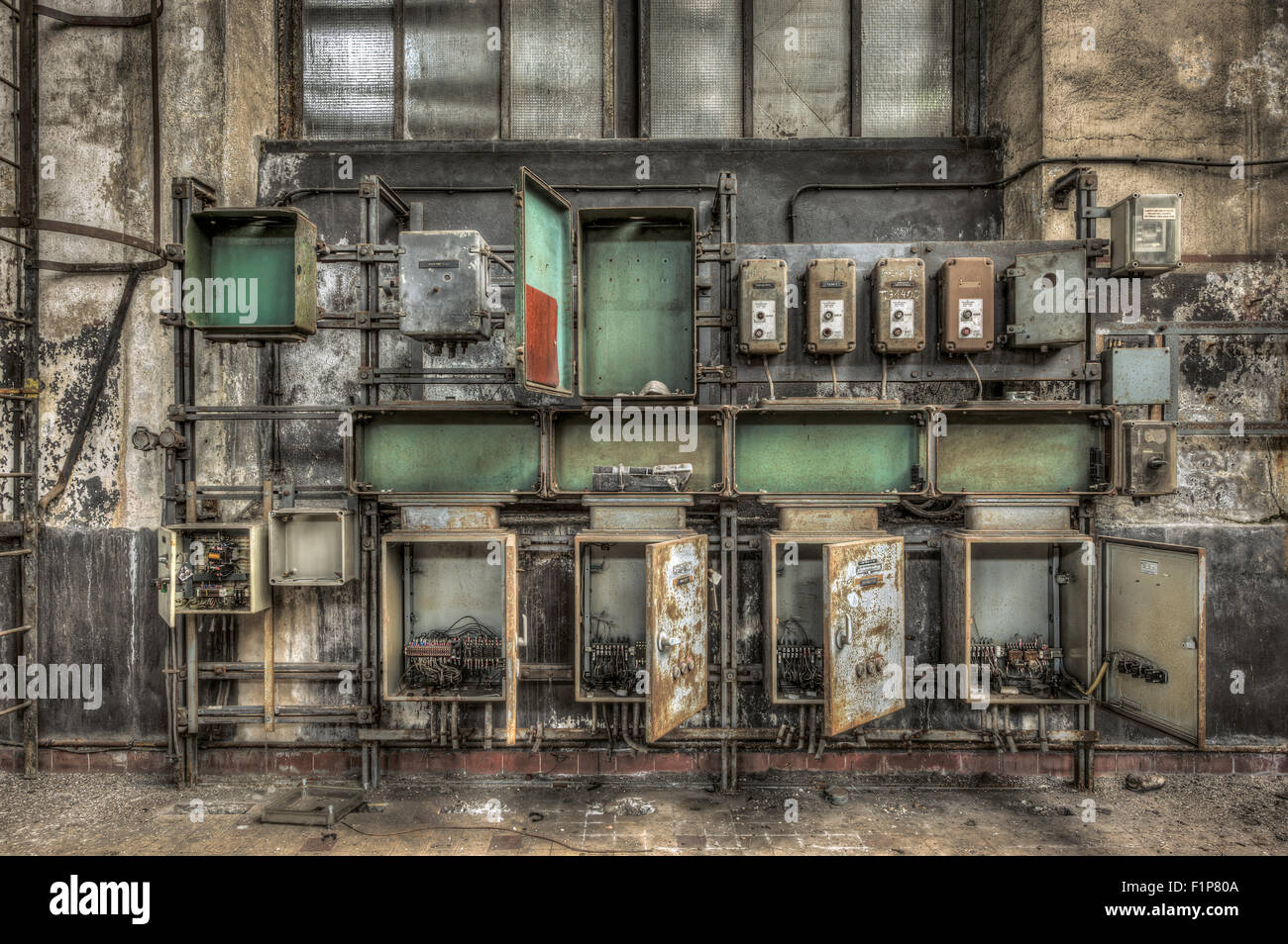 Verfallene Strom Schränke in einer verlassenen Fabrik Stockfoto