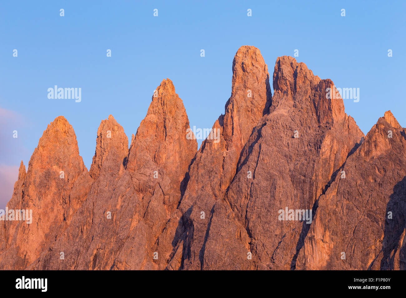 Sonnenlicht bei Sonnenuntergang auf die Geisler Berggipfel. Das Villnösser Tal. Die Grödner Dolomiten. Trentino-südtirol. Italienische Alpen. Europa. Stockfoto