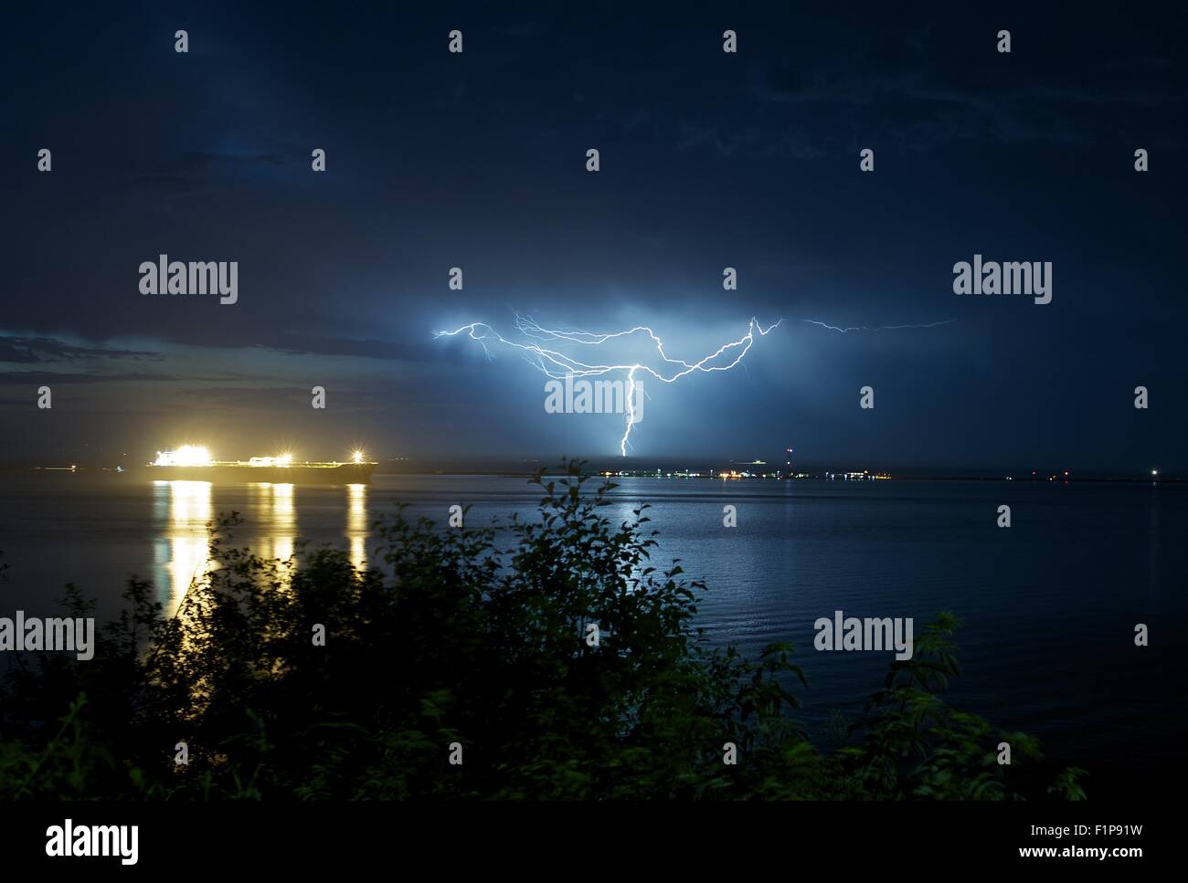 Blitze in Port Angeles, Washington. Pazifik / Salish Sea. Nacht Stürme