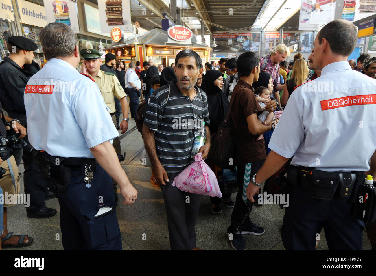 Migranten aus Afghanistan kommen auf einen Zug aus Budapest/Ungarn am Hauptbahnhof München Hauptbahnhof am 31. August. 2015 in München. Tausende von Migranten sind über Türkei, Griechenland, Montenegro, Serbien, Ungarn und Österreich nach Deutschland reisen. Stockfoto