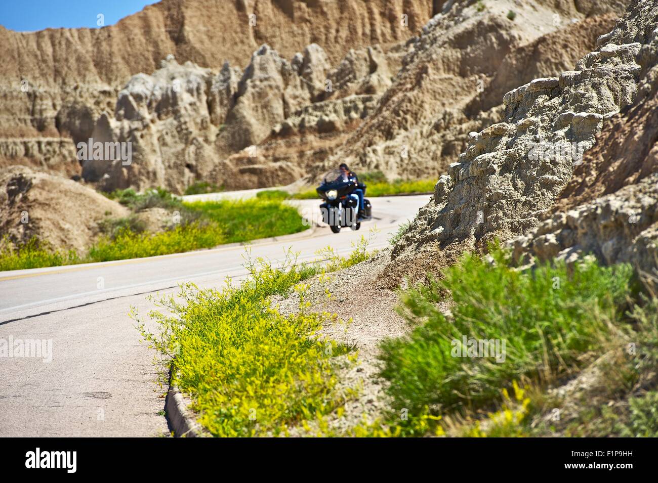 Landschaftlich übrigens - Reisende auf einem Motorrad. Radtour durch Badlands Nationalpark, South Dakota, USA. Transport Foto s Stockfoto