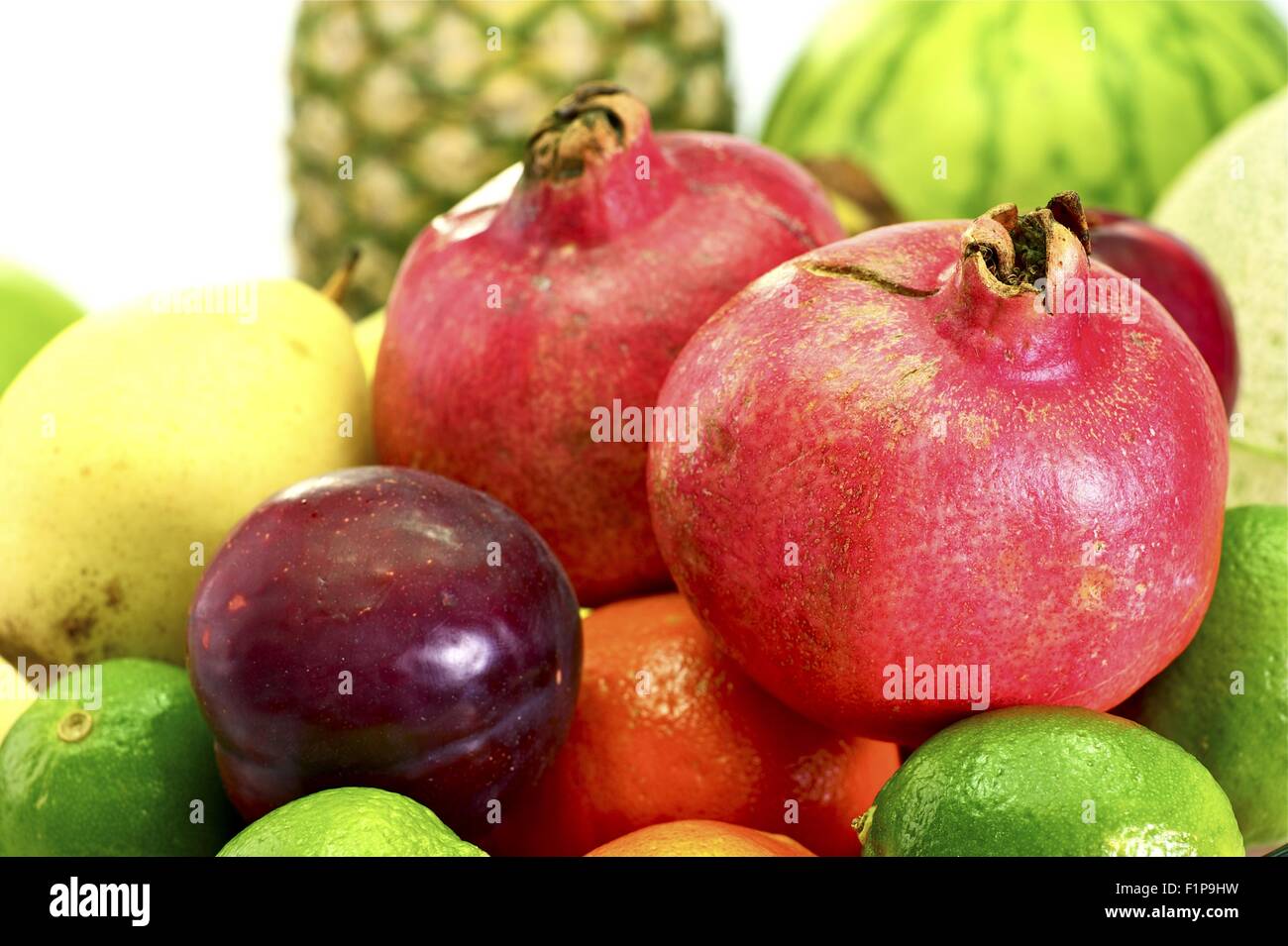 Granatapfel frisch Korb. Granatapfel mit anderen frischen Bio-Obst. Zusammensetzung Obst / Früchte Korb. Horizontale Foto Stockfoto