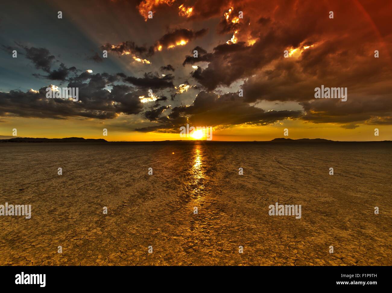 Trockener See Sonnenuntergang HDR - El Mirage OHV Erholungsgebiet, Mojave-Wüste, Kalifornien USA. Sonnenuntergänge-HDR-Foto-Sammlung Stockfoto