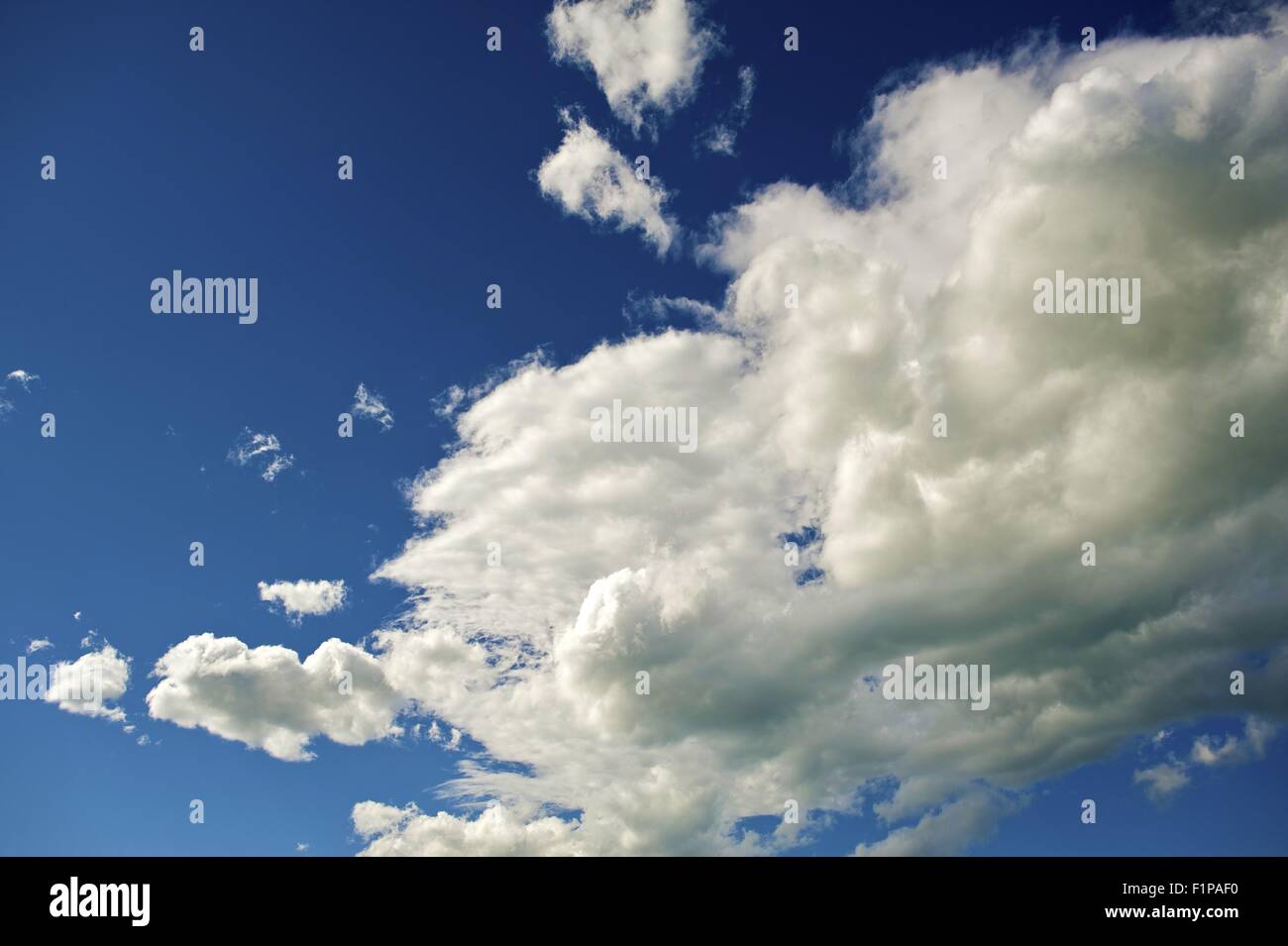Weiße Wolken am blauen Sommerhimmel. Wetter-Foto-Sammlung. Stockfoto