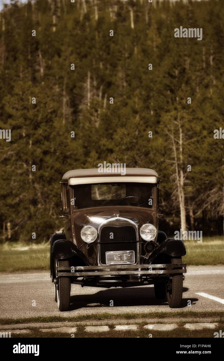 Amerikanische Oldtimer. Altes Auto auf dem Parkplatz. Sepia-Farben vertikale Foto. Oldtimer Transport Fotosammlung. Stockfoto