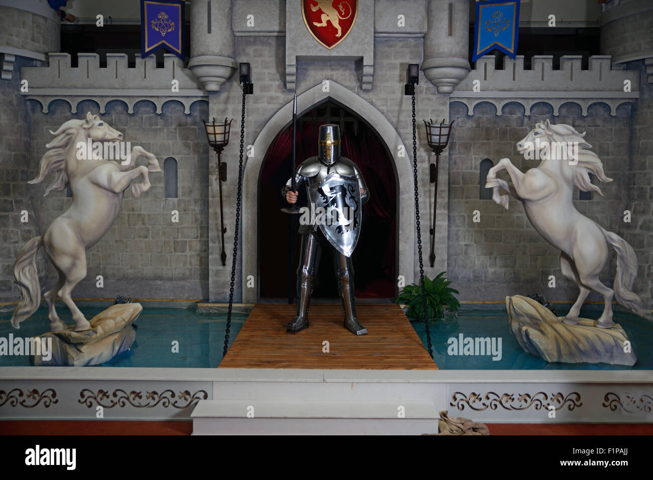 Eine Rüstung gekleidet mittelalterlicher Ritter steht Wache auf der Burg Zugbrücke Stockfoto