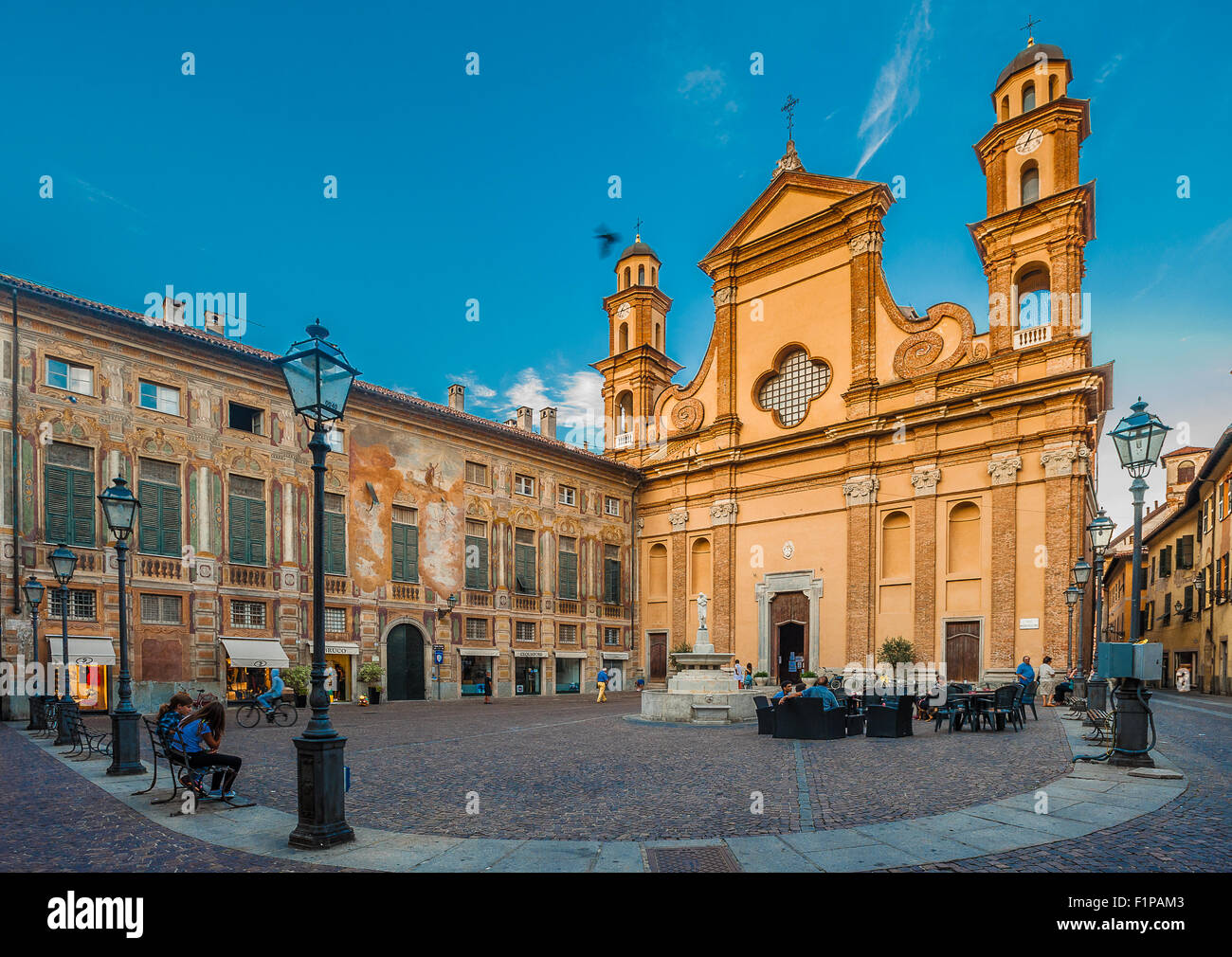 Italien Piemont Monferrato Novi Ligure Piazza Dellepiane, Stiftskirche St. Maria Maggiore und im linken Negrone Palast Stockfoto