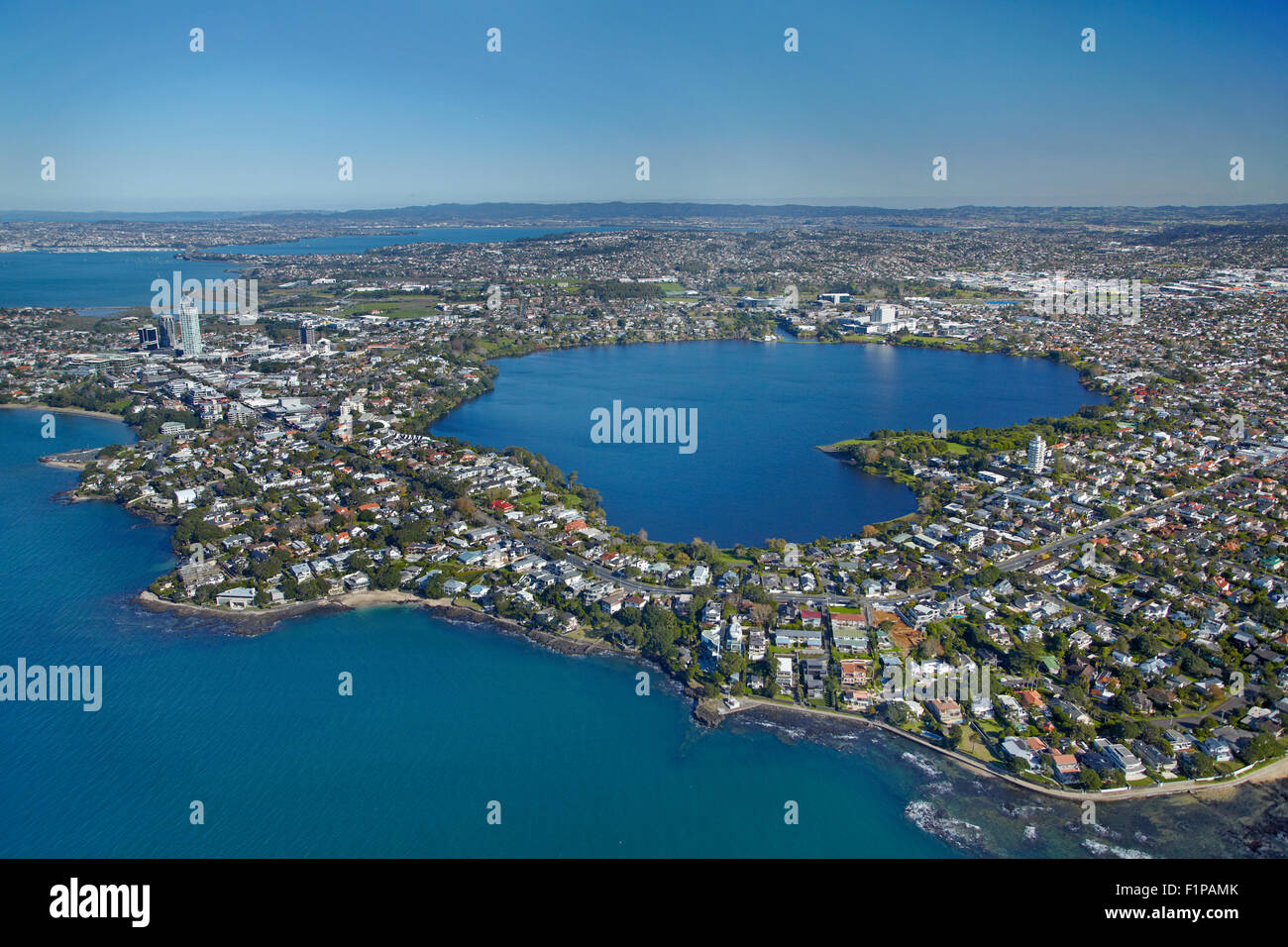 Lake Pupuke, Takapuna, Auckland, Nordinsel, Neuseeland - Antenne Stockfoto