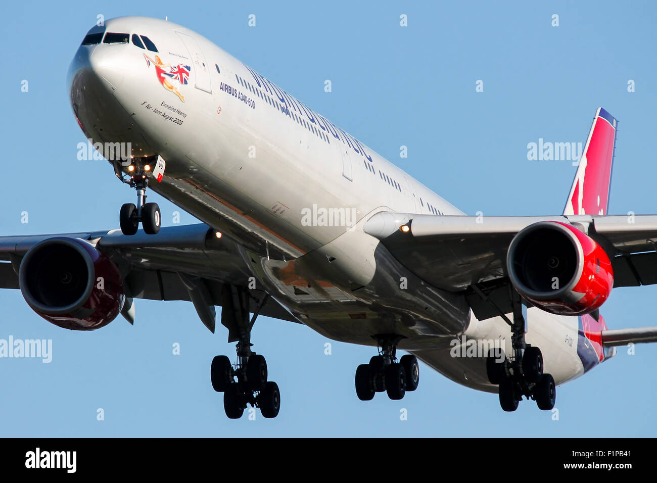 Virgin Atlantic Airbus A340-600 nähert sich Start-und Landebahn 27L am Flughafen London Heathrow. Stockfoto