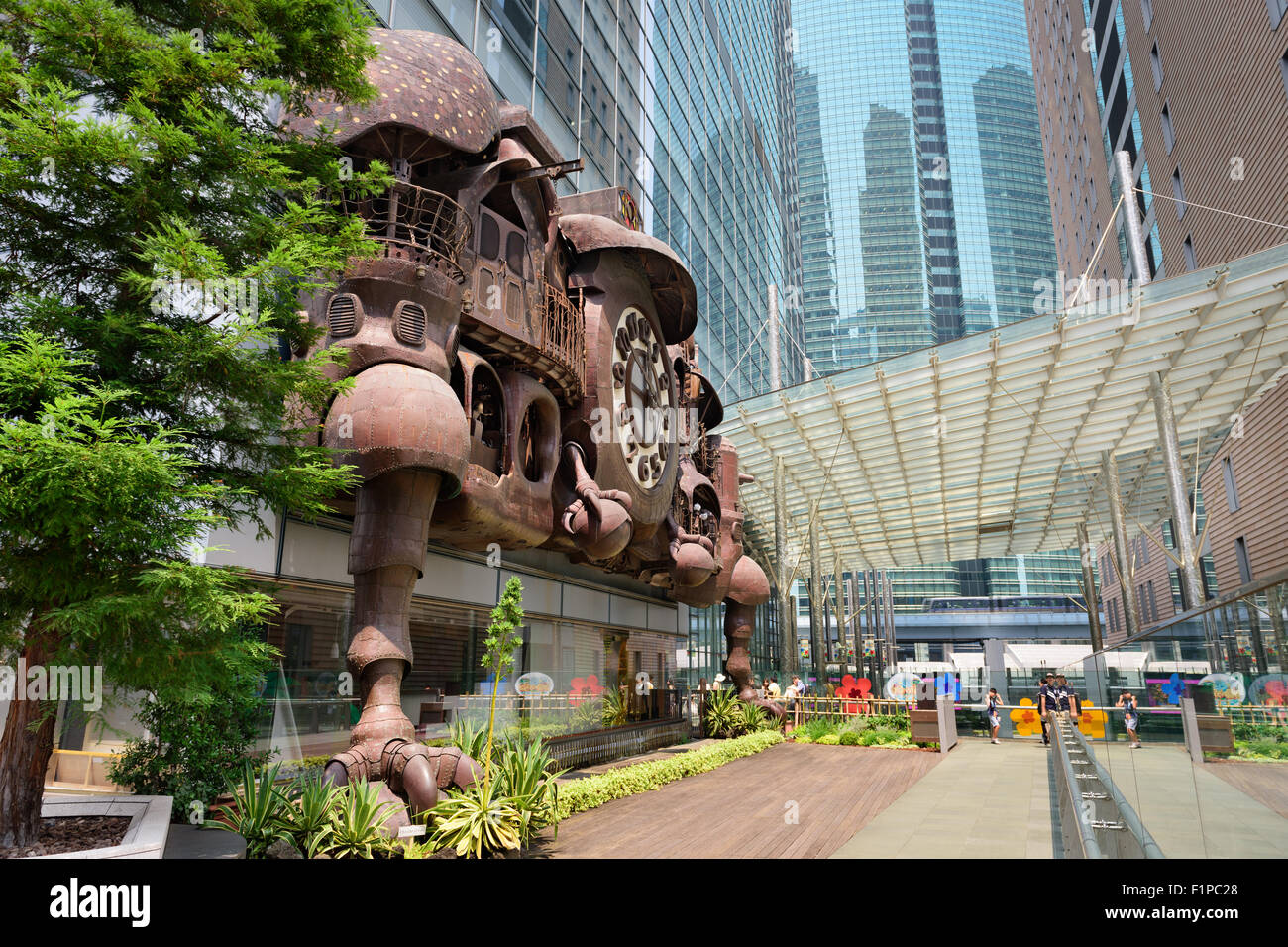 Die NTV Gebäude Fantasy inspirierte große Uhr im Shiodome Bezirk von Tokio, Japan. Stockfoto