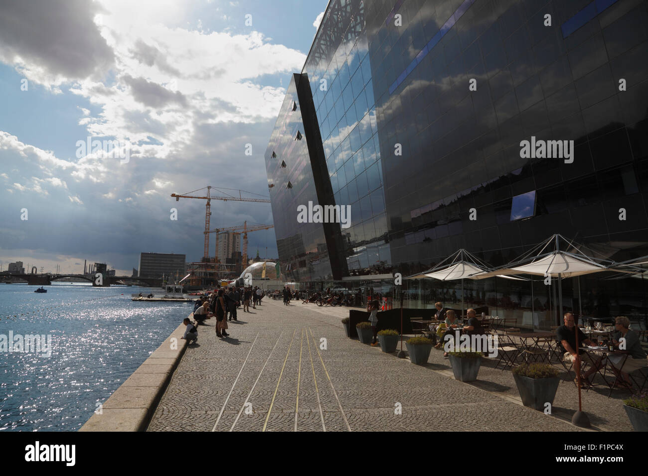 Die Uferpromenade am Black Diamond, Den Sorte Diamant, der Königlichen Bibliothek, im inneren Hafen von Kopenhagen. Blick nach Süden. Urbaner Raum. Stockfoto