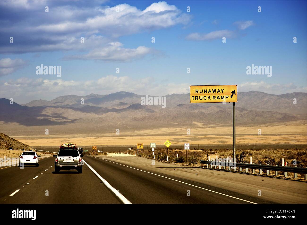 Nevada Highway USA. Wüste von Nevada in der Nähe von Las Vegas. Außer Kontrolle geratenen LKW Rampe großes gelbes Schild. Stockfoto