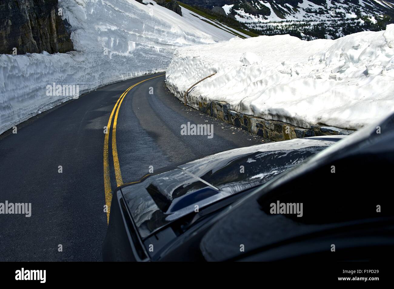 Schneefelder. Straße durch den Glacier National Park in Montana, USA. Bergstraße Stockfoto
