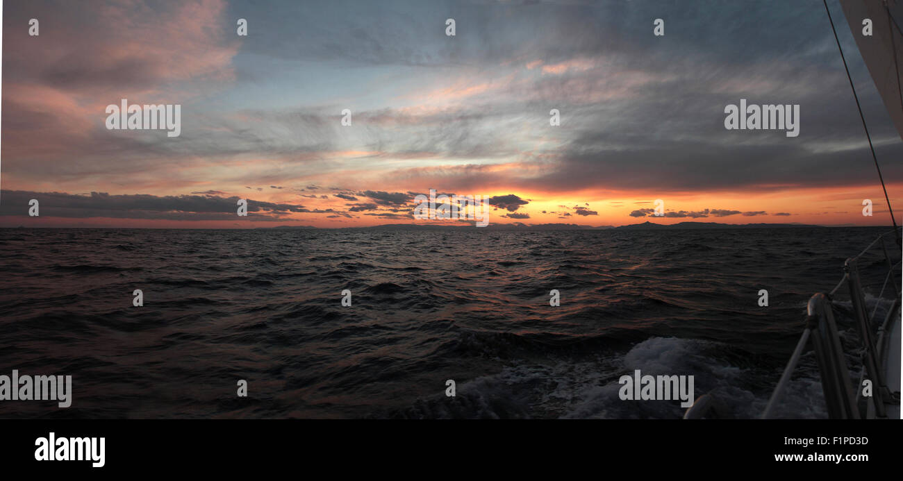 Segeln in Richtung Athen bei Sonnenuntergang Stockfoto