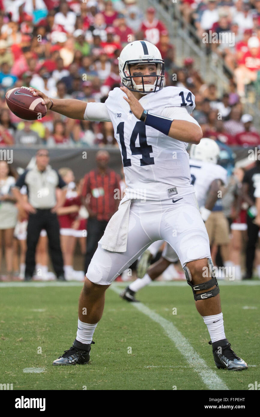 5. September 2015: Penn State Nittany Lions Quarterback Christian Hackenberg (14) wirft den Ball während der NCAA Football-Spiel zwischen der Penn State Nittany Lions und den Tempel Eulen am Lincoln Financial Field in Philadelphia, Pennsylvania. Die Tempel-Eulen gewann 27-10. Christopher Szagola/CSM Stockfoto