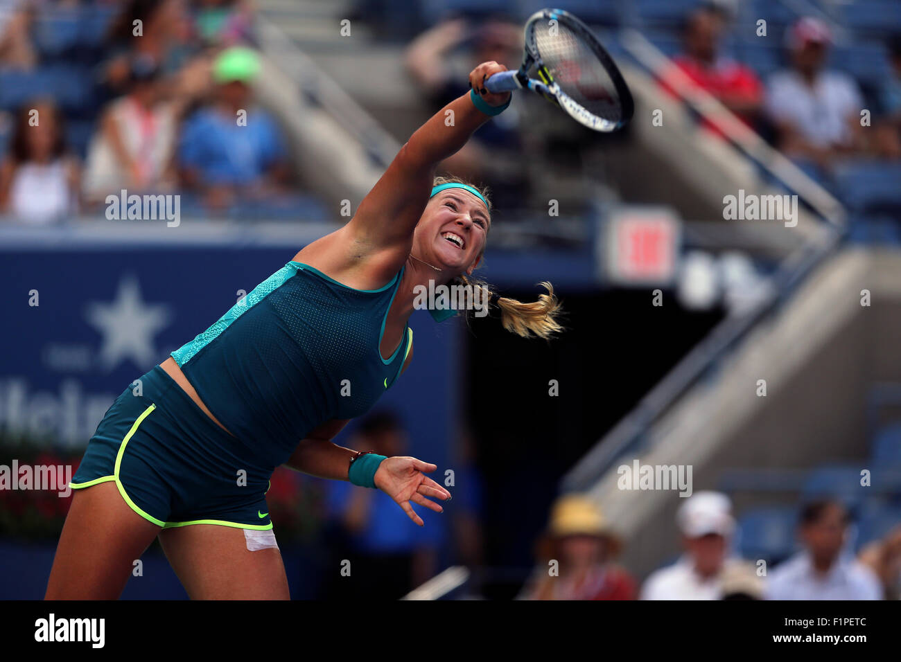 New York, USA. 5. September 2015. Victoria Azarenka, Angelique Kerber von Deutschland in der dritten Runde bei den US Open in Flushing Meadows, New York am 5. September 2015. Azarenka gewann das Match in drei Sätzen. Quelle: Adam Stoltman/Alamy leben Nachrichten Stockfoto