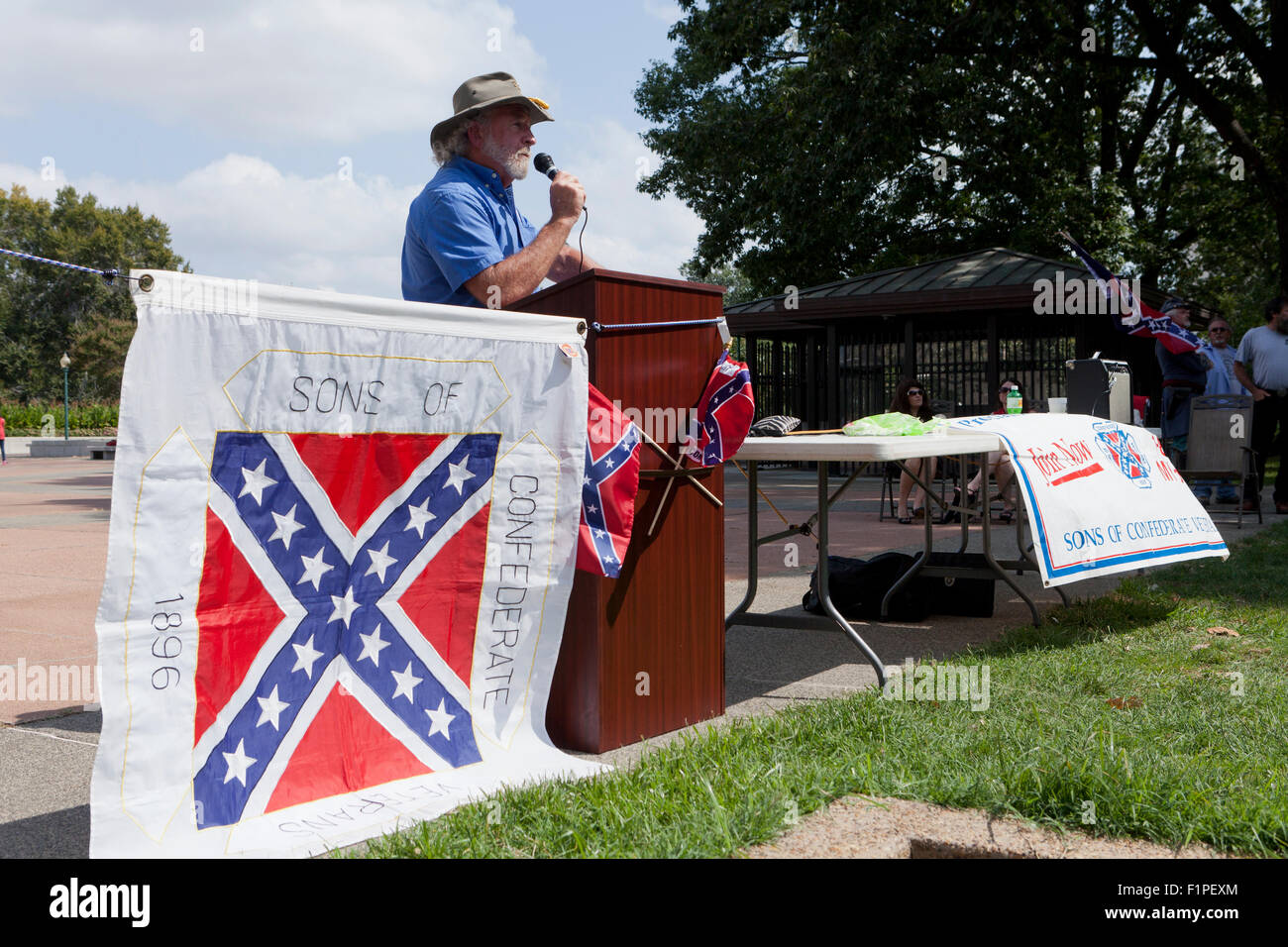 Washington, DC, USA. 5. September 2015, die Söhne der verbündeten Veterane halten eine Kundgebung für die Konföderierten Flagge auf oberer Senat Park auf dem Capitol Hill. Während nur ein paar Dutzend Anhänger der Konföderierten Flagge besuchten, oppositionelle Gruppen wie Code-Pink und schwarz lebt übrigens zeigte in größerer Zahl und mit viel Kritik. Mitglieder der Opposition jagte die Söhne der verbündeten Veterane, wie sie ihren Weg zur Union Station, wo einige Mitglieder der Opposition mit Polizei zusammenstießen. Bildnachweis: B Christopher/Alamy Live-Nachrichten Stockfoto