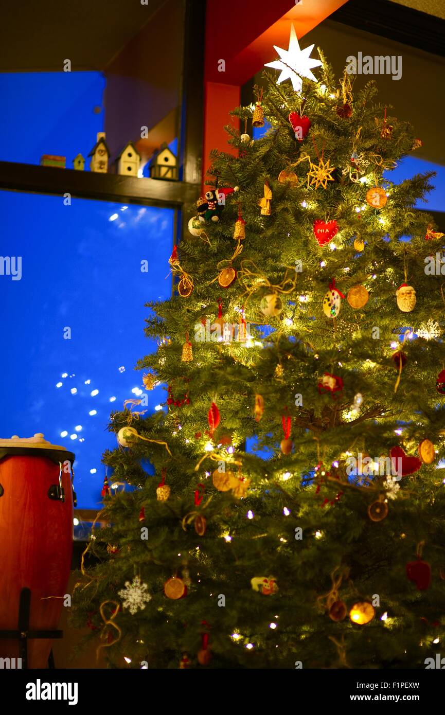 Schönen Weihnachtsbaum unter hohen Dach. Urlaub Weihnachtsthema. Vertikale Fotografie. Stockfoto