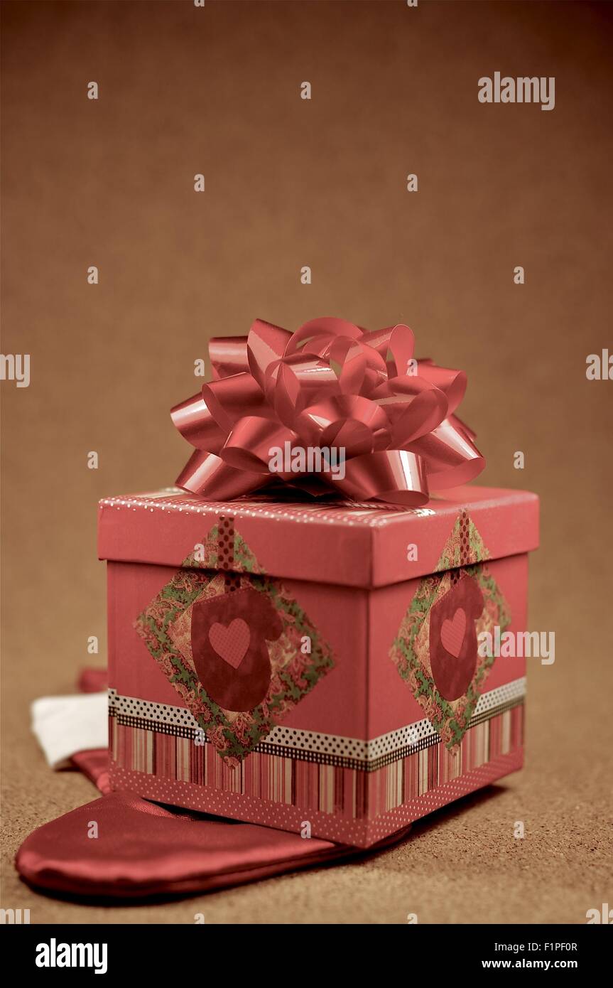 Kleines Weihnachtsgeschenk - dekorativen Geschenkbox mit roter Schleife auf der Spitze. Weihnachtsthema Stockfoto