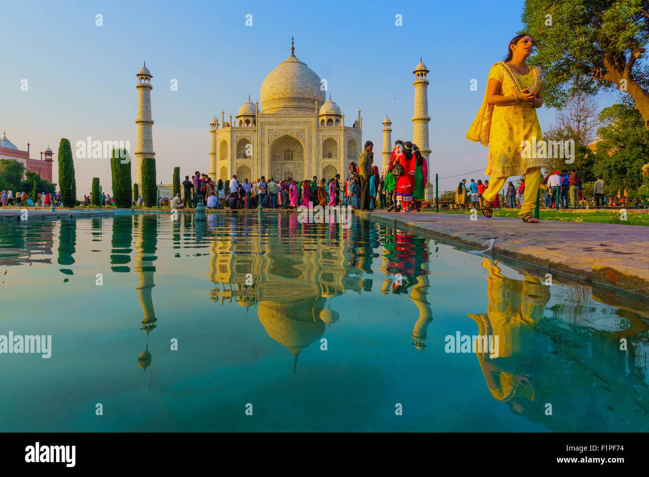 Besucher entlang der Pool vor der Taj Mahal, das Welterbe. Stockfoto