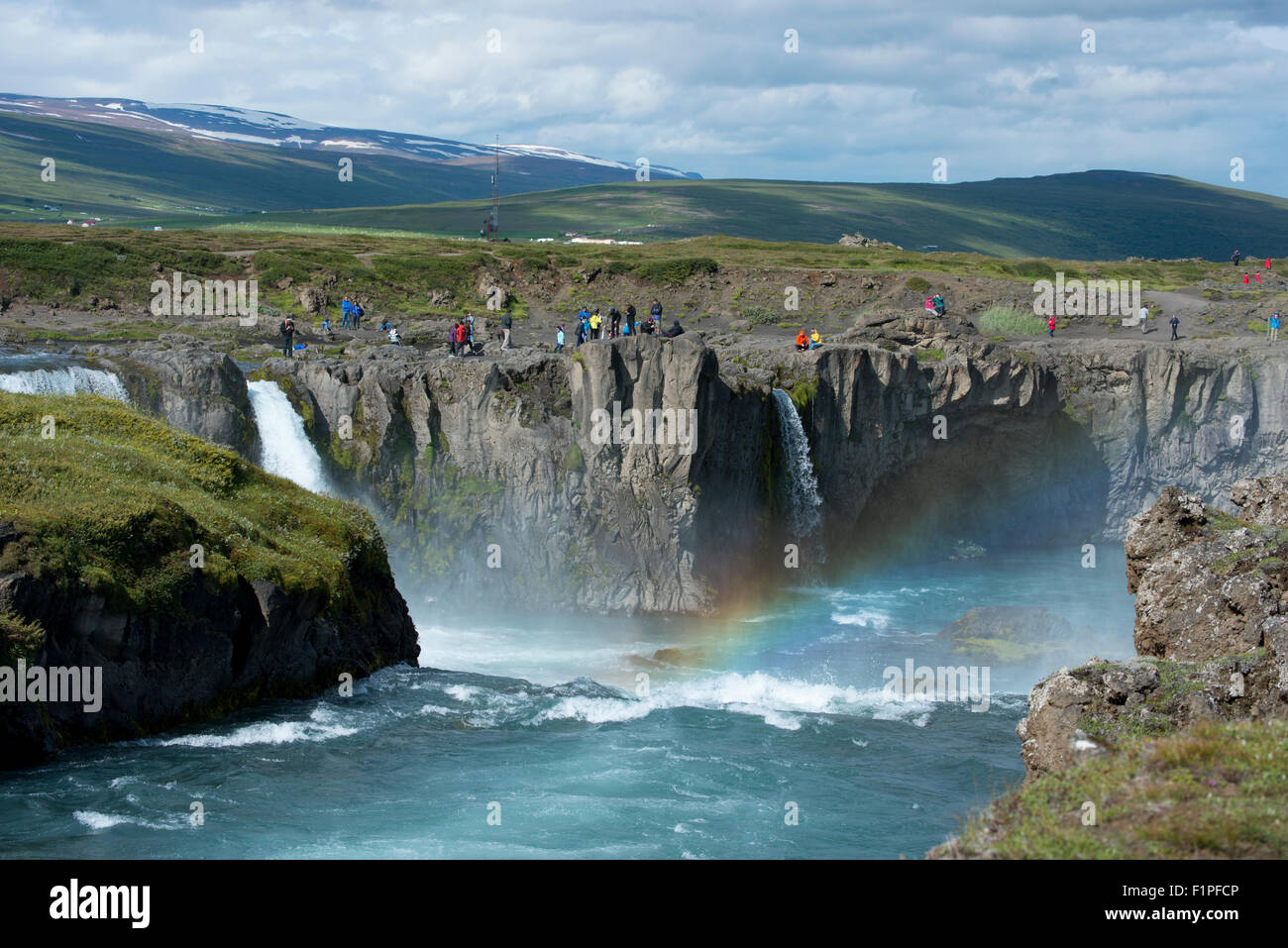 Island, Mývatn District of die Ring Road, Nordost-Region. Skjalfandafljot River, Godafoss Wasserfall mit Regenbogen. Stockfoto
