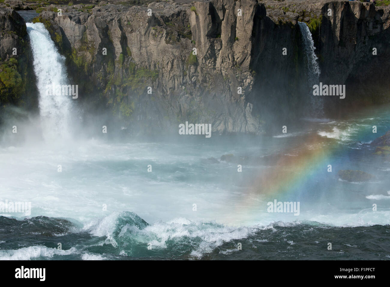 Island, Mývatn District of die Ring Road, Nordost-Region. Skjalfandafljot River, Godafoss Wasserfall mit Regenbogen. Stockfoto