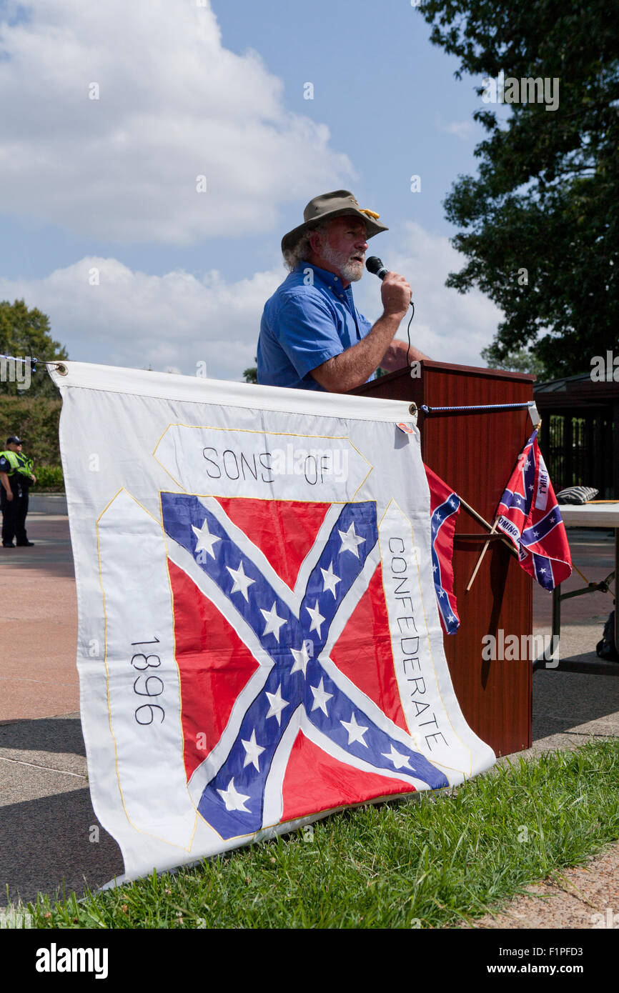 Washington, DC, USA. 5. September 2015, die Söhne der verbündeten Veterane halten eine Kundgebung für die Konföderierten Flagge auf oberer Senat Park auf dem Capitol Hill. Während nur ein paar Dutzend Anhänger der Konföderierten Flagge besuchten, oppositionelle Gruppen wie Code-Pink und schwarz lebt übrigens zeigte in größerer Zahl und mit viel Kritik. Mitglieder der Opposition jagte die Söhne der verbündeten Veterane, wie sie ihren Weg zur Union Station, wo einige Mitglieder der Opposition mit Polizei zusammenstießen. Bildnachweis: B Christopher/Alamy Live-Nachrichten Stockfoto