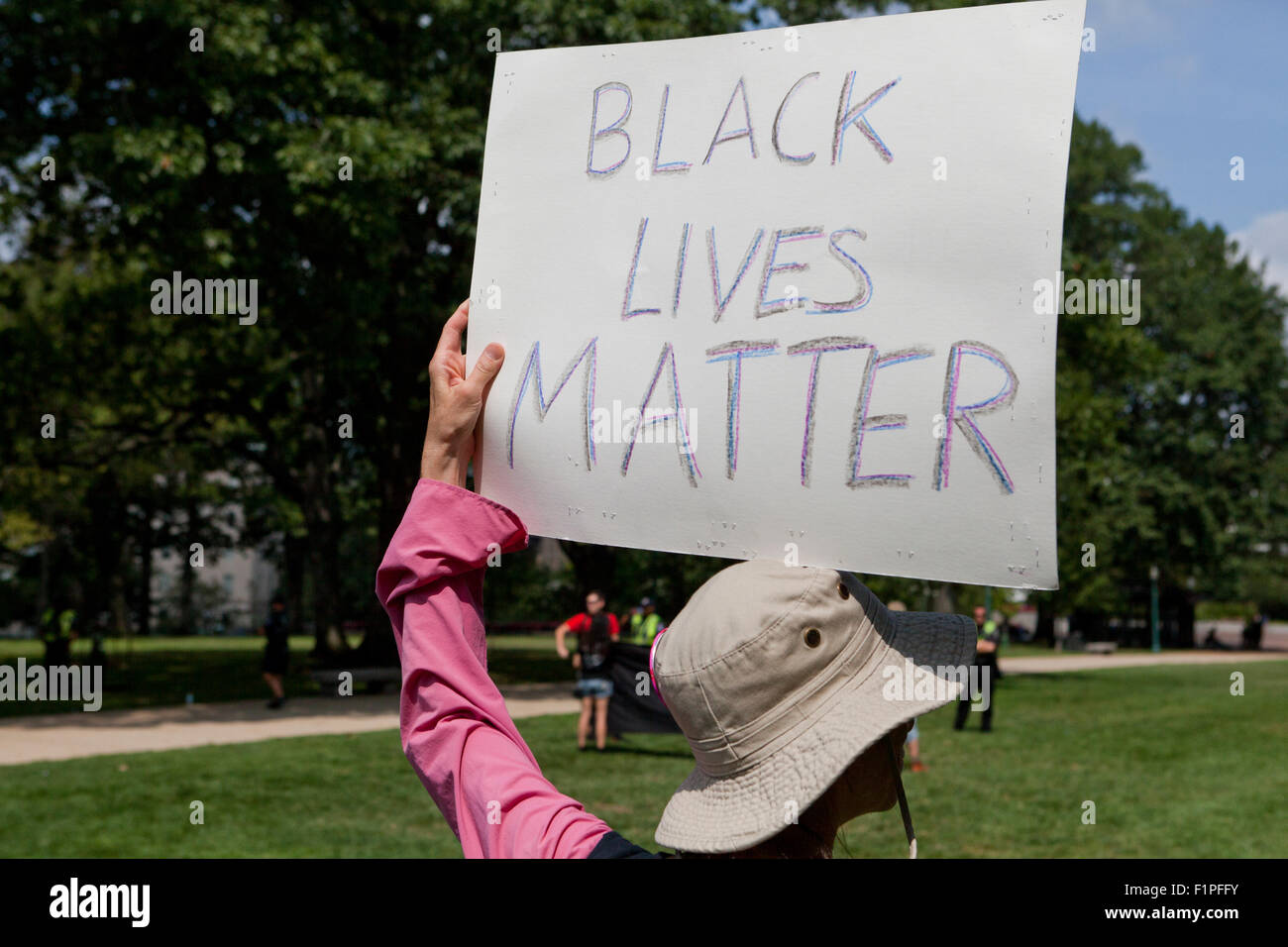 Washington, DC, USA. 5. September 2015, die Söhne der verbündeten Veterane halten eine Kundgebung für die Konföderierten Flagge auf oberer Senat Park auf dem Capitol Hill. Während nur ein paar Dutzend Anhänger der Konföderierten Flagge besuchten, oppositionelle Gruppen wie Code-Pink und schwarz lebt übrigens zeigte in größerer Zahl und mit viel Kritik. Mitglieder der Opposition jagte die Söhne der verbündeten Veterane, wie sie ihren Weg zur Union Station, wo einige Mitglieder der Opposition mit Polizei zusammenstießen. Bildnachweis: B Christopher/Alamy Live-Nachrichten Stockfoto