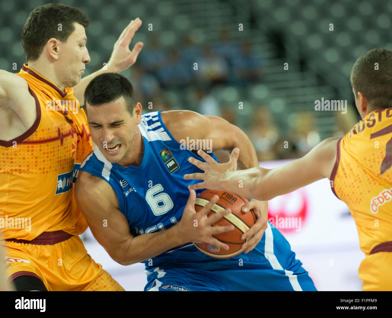 Hauptbusstation, Kroatien. 5. Sep, 2015. Nikos Zisis (C) Griechenlands wetteifert mit Spielern von Mazedonien während des Spiels EuroBasket 2015 Gruppe C Arena Zagreb in Zagreb, Hauptstadt Kroatiens, am 5. September 2015. Griechenland gewann 85-65. Bildnachweis: Miso Lisanin/Xinhua/Alamy Live-Nachrichten Stockfoto