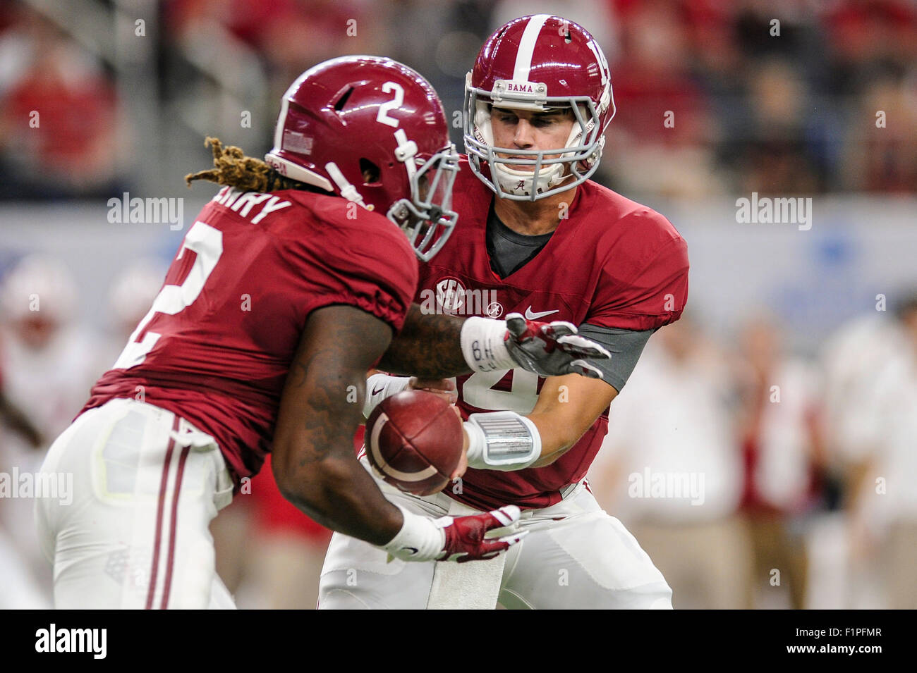 Alabama Quarterback Jake Coker (14) übergibt den Ball von Runningback Derrick Henry (2) wenn die Crimson Tide Wisconsin in einem NCAA Football-Spiel im AT&T Stadium Samstag, 5. September 2015, in Arlington, Texas gespielt. Michael Prengler/CSM Stockfoto