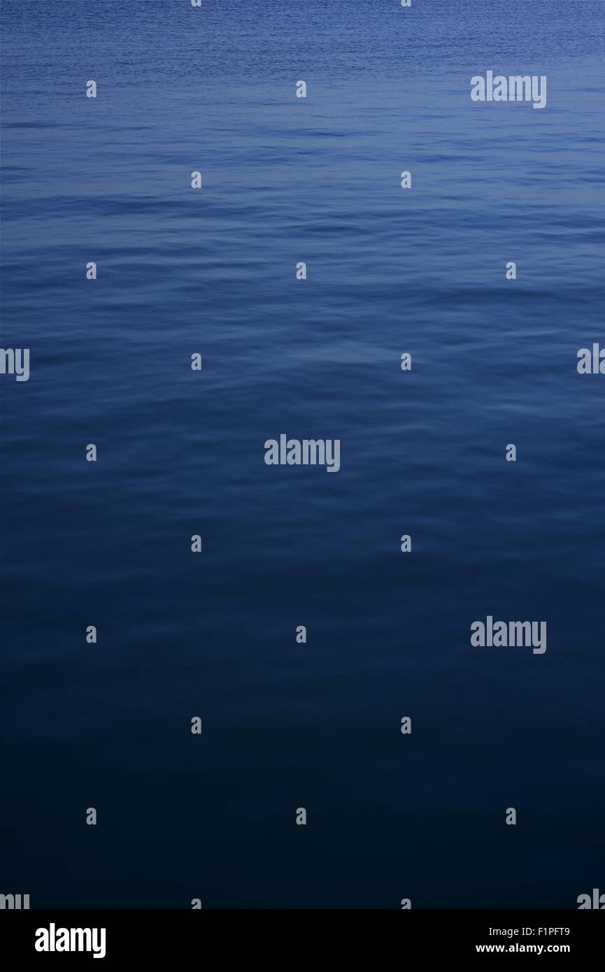 Tiefes Wasser Oberfläche Hintergrund - dunkle ruhigem Wasser Hintergrund - vertikale Fotografie Stockfoto