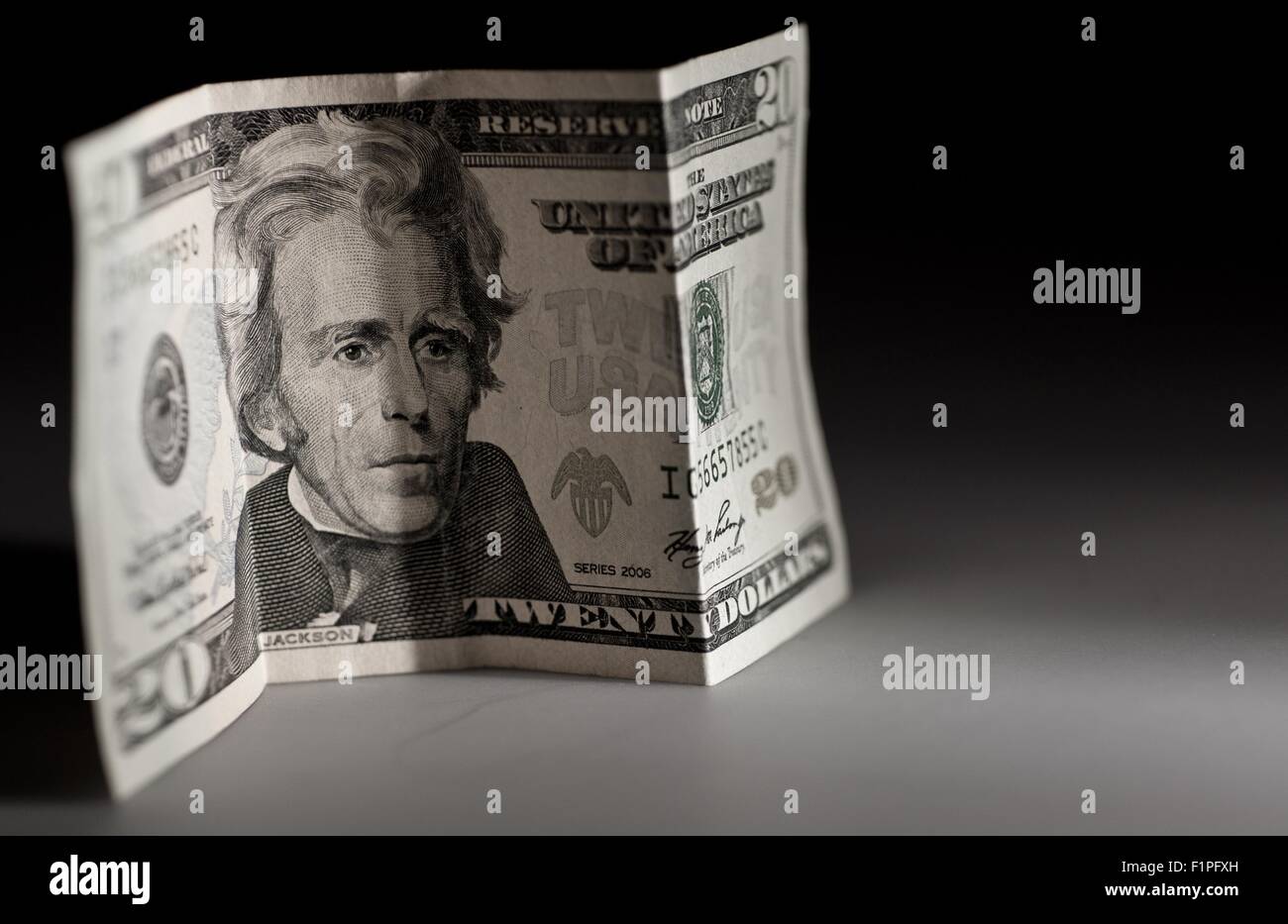 Zwanzig Dollar im Dunkeln. 20 US-Dollar Bill. Horizontale Studio Foto. Stockfoto