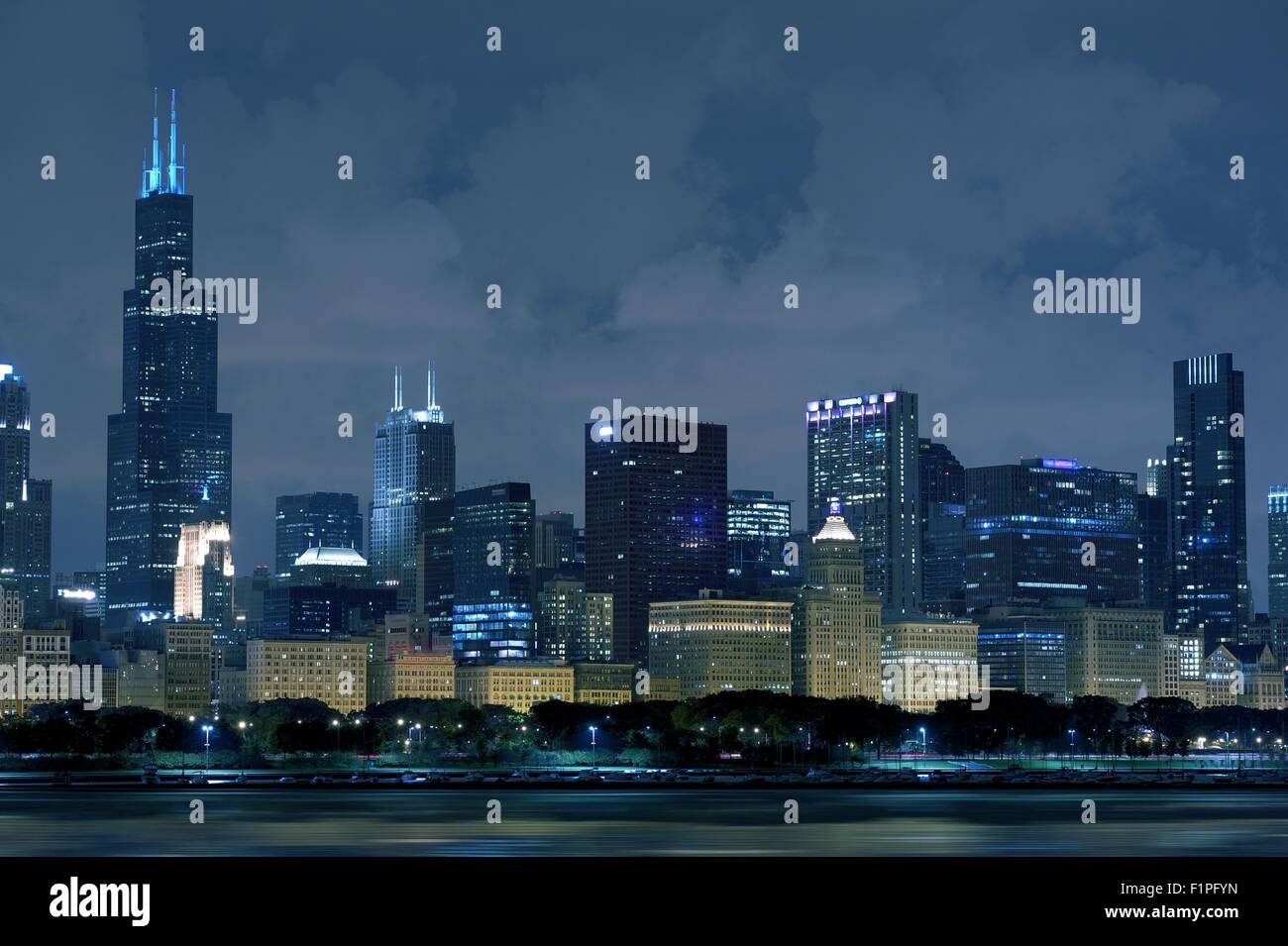 Chicago Illinois Skyline - See / Ostseite mit Willis Tower auf der linken Seite. Skyline in den Nachtstunden. Horizontale Fotografie. Stockfoto