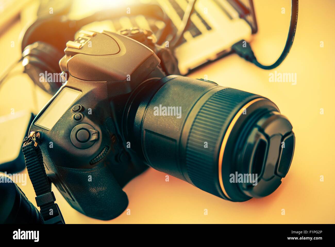 Digitalkamera Fotografie Konzept. Kamera und Laptop auf dem Schreibtisch. Stockfoto