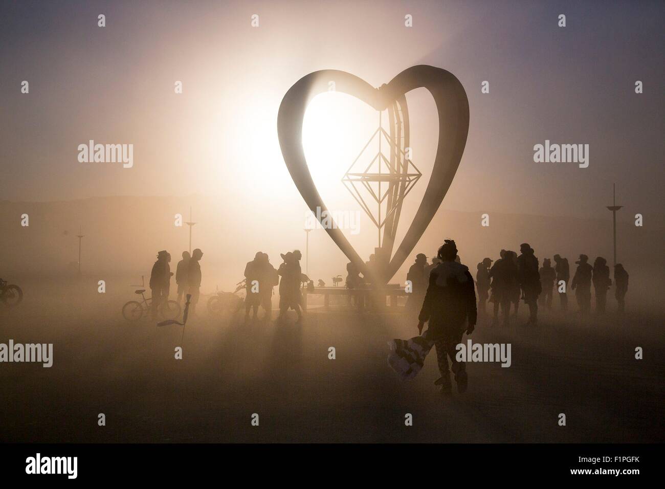 Ein Sandsturm verdunkelt den Himmel in der Wüste während des jährlichen Burning Man Festival 5. September 2015 in Black Rock City, Nevada. Brennen des Mannes offizielle Kunstthema dieses Jahr ist "Carnival of Mirrors" und wird voraussichtlich von 70.000 Menschen für die einwöchige Veranstaltung besucht werden. Stockfoto