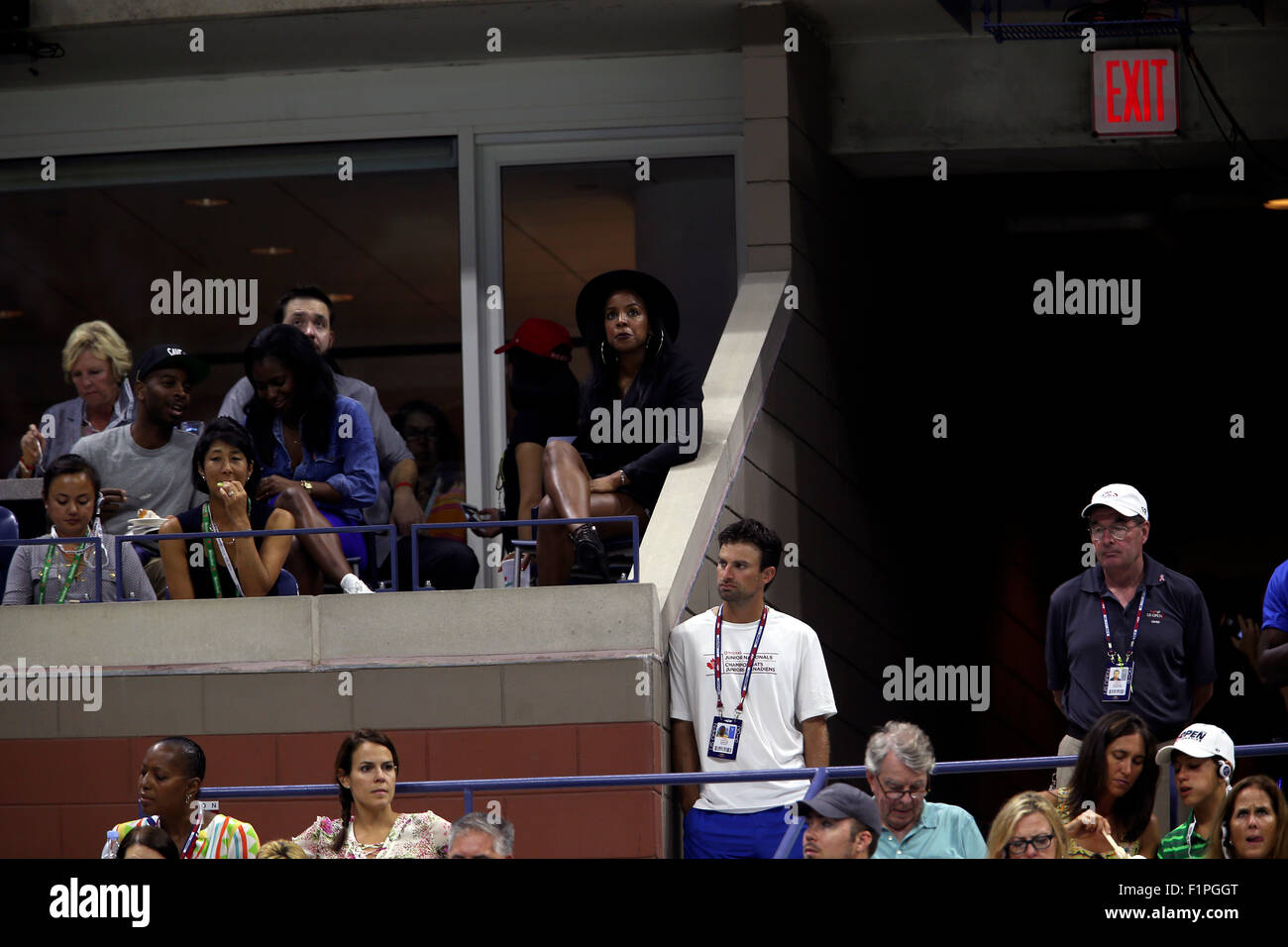 New York, USA. 5. September 2015. Sängerin Kelly Rowland Uhren der Serena Williams gegen Bethanie Mattek-Sands bei den US Open in Flushing Meadows, New York am 4. September 2015 entsprechen. Bildnachweis: Adam Stoltman/Alamy Live-Nachrichten Stockfoto