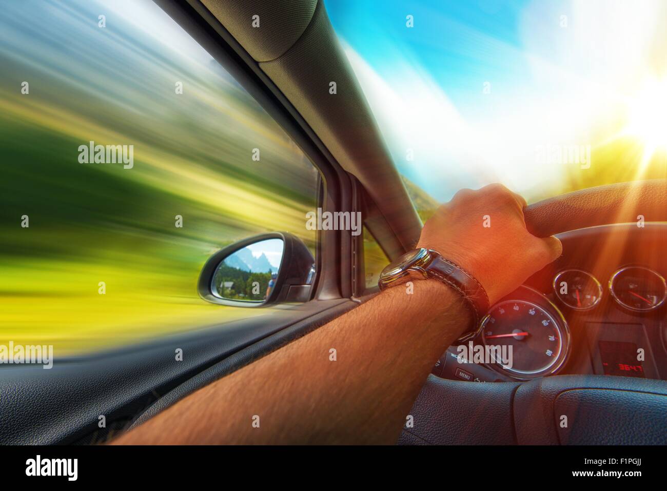 Schnelles Autofahren Fotokonzept. Fahrzeug reisen. Stockfoto